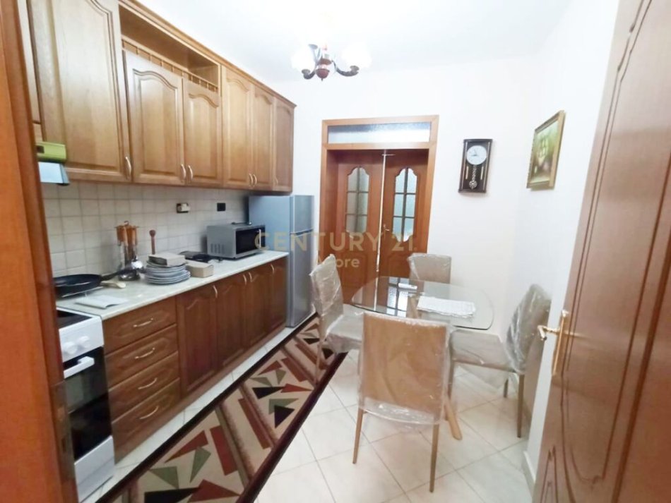 Tirane, jepet me qera apartament 2+1 Kati 2, 650 € (prane Sheshit Willson dhe Bllokut, tek fakulteti juridik)
