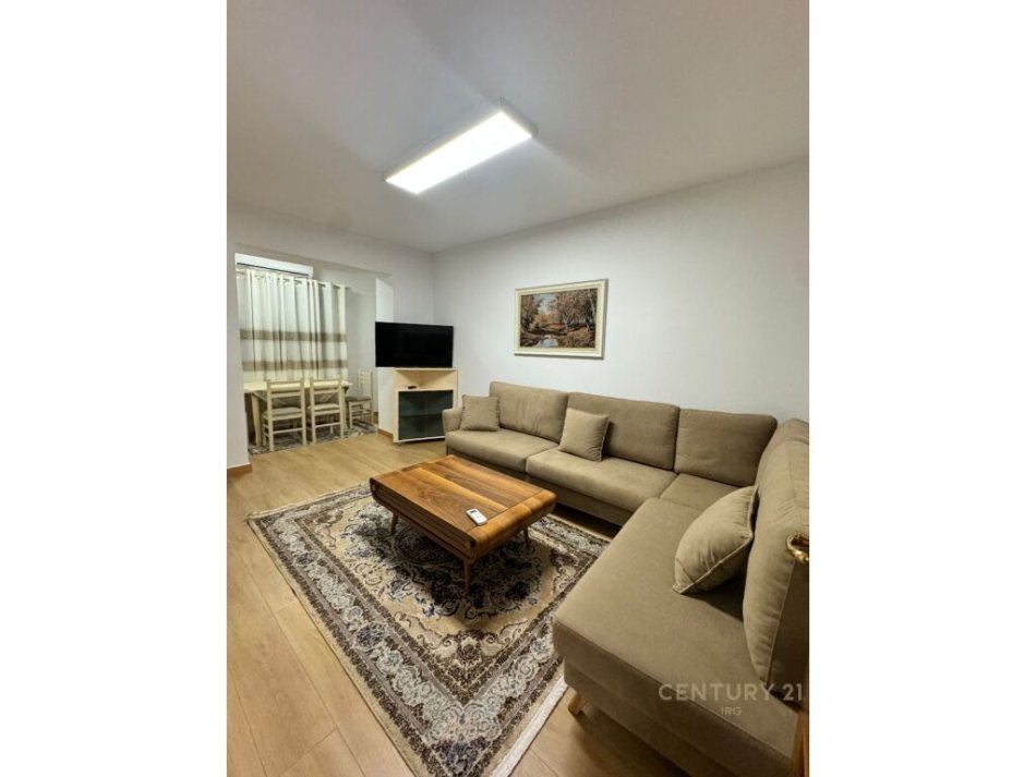 Tirane, jepet me qera 1+1 Kati 1, 450 € (tek Medreseja)