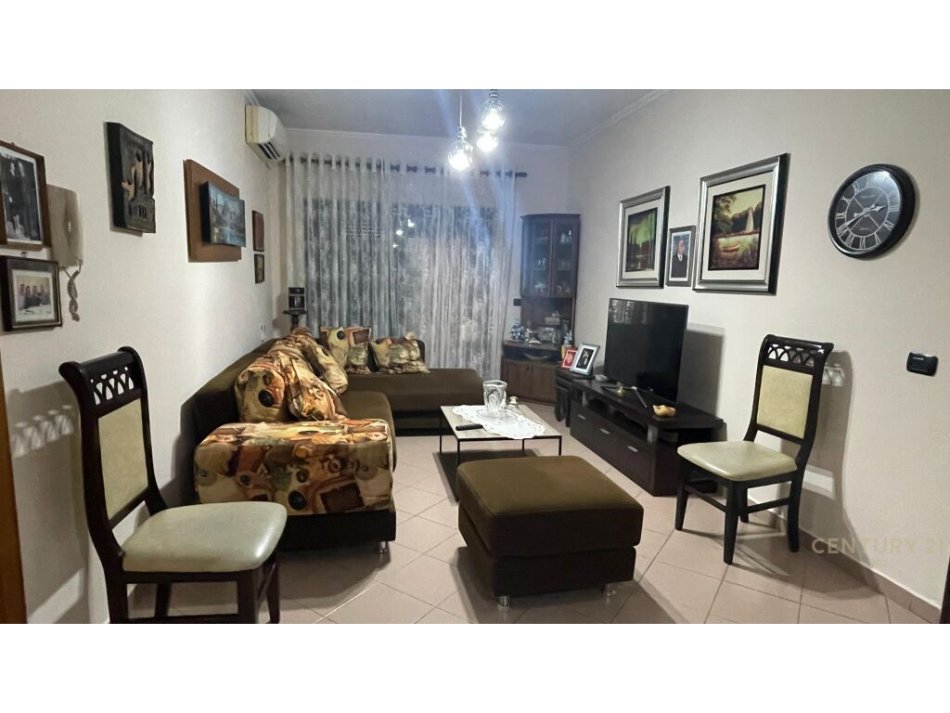 Tirane, jepet me qera apartament 1+1+Ballkon Kati 3, 500 € (rruga Him Kolli, midis Rruges se Kavajes dhe Myslym Shyrit, ne pallat te ri)