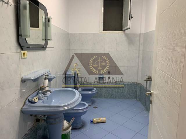 Tirane, jepet me qera apartament 2+1 Kati 2, 112 m² 600 Euro (Rruga Barrikadave)