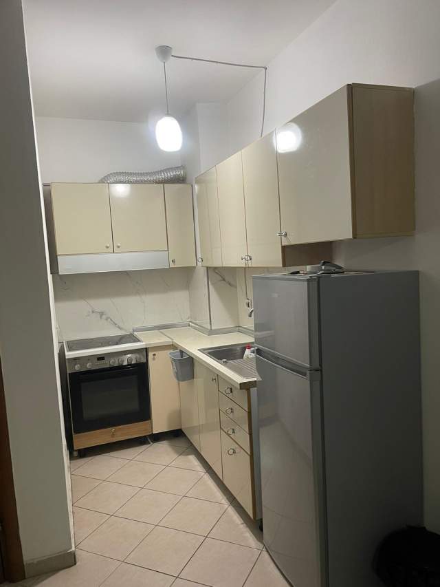 Tirane, jepet me qera apartament 1+1+BLK Kati 4, 75 m² 380 Euro (Rruga e Kavajes)
