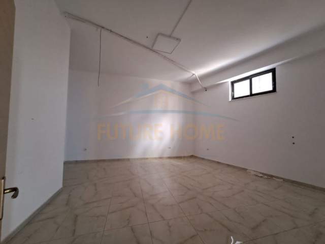 Durres, jepet me qera ambjent biznesi Kati 0, 500 m² 4.000 Euro (Qender TE DURRSIT)