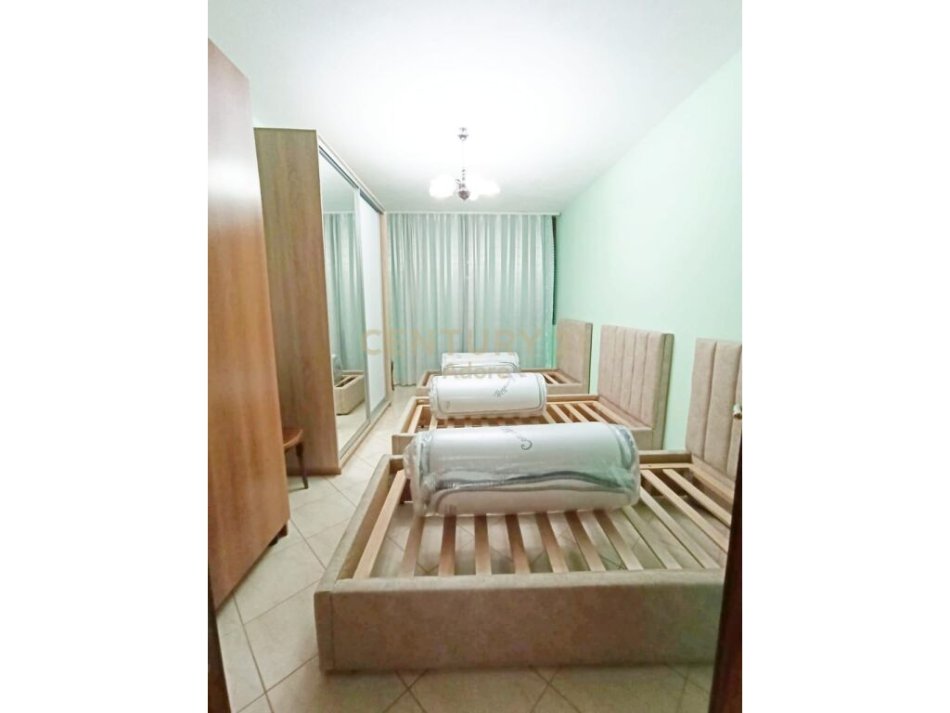Tirane, jepet me qera apartament 2+1 Kati 2, 650 € (prane Sheshit Willson dhe Bllokut, tek fakulteti juridik)