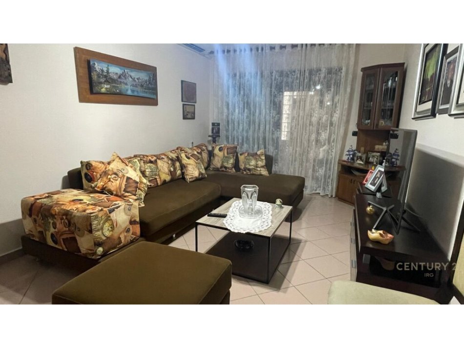 Tirane, jepet me qera apartament 1+1+Ballkon Kati 3, 500 € (rruga Him Kolli, midis Rruges se Kavajes dhe Myslym Shyrit, ne pallat te ri)
