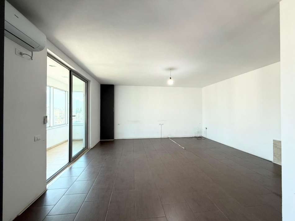 Tirane, jepet me qera zyre Kati 6, 116 m² 700 € (Zogu i Zi)