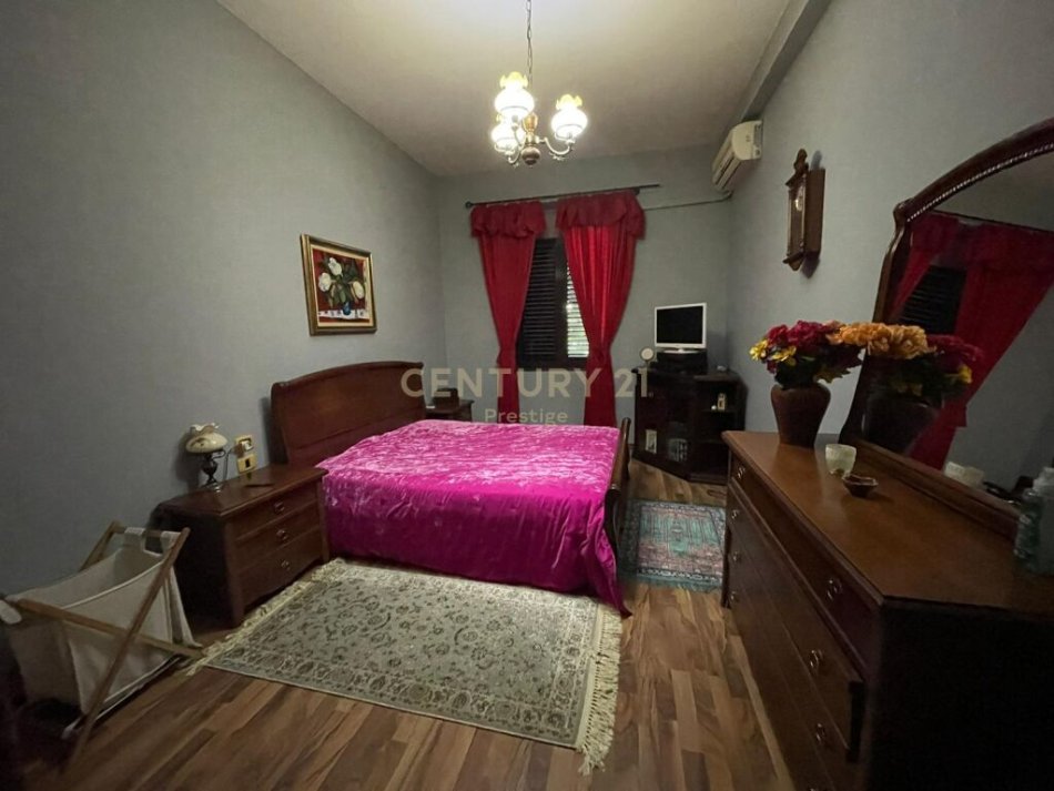 Tirane, jepet me qera apartament 2+1 , Kati 2, 650 € (Pallatet Agimi)