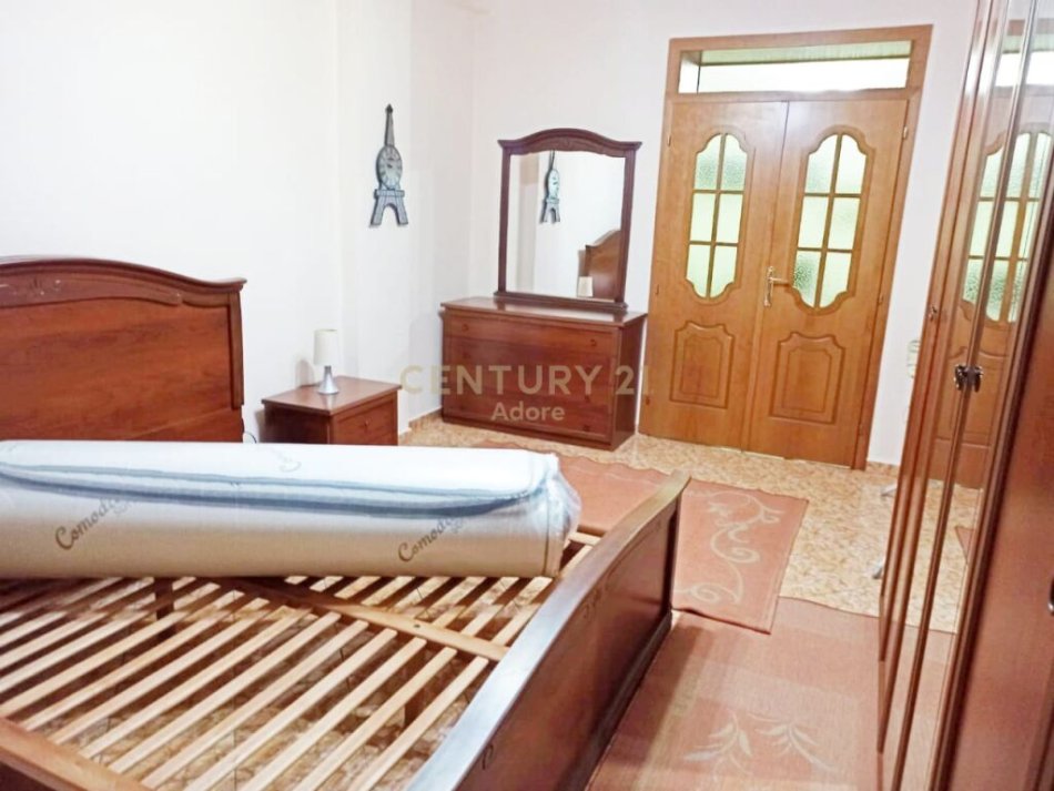 Tirane, jepet me qera apartament 2+1 Kati 2, 650 € (prane Sheshit Willson dhe Bllokut, tek fakulteti juridik)