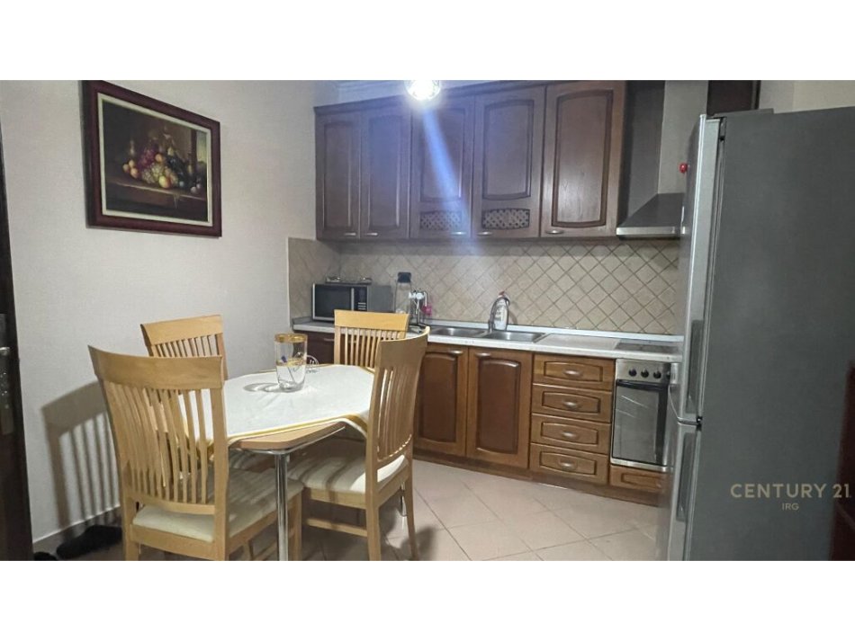 Tirane, jepet me qera apartament 1+1+Ballkon Kati 3, 500 € (rruga Him Kolli, midis Rruges se Kavajes dhe Myslym Shyrit, ne pallat te ri)