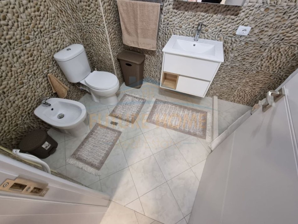 Durres, jepet me qera apartament 1+1+Aneks+Ballkon Kati 4, 74 m² 550 € (Prane Ruga Taulantia , mbrapa shkolles Greke Vollga.)