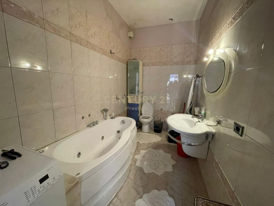 Tirane, jepet me qera apartament 2+1 , Kati 2, 650 € (Pallatet Agimi)