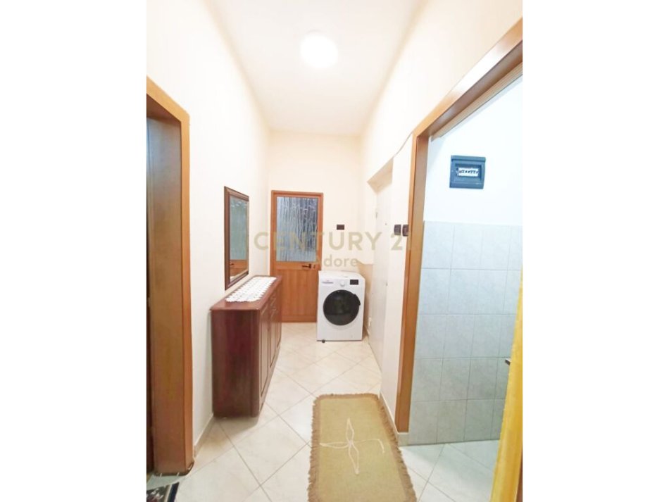 Tirane, jepet me qera apartament 2+1 Kati 2, 650 € (prane Sheshit Willson dhe Bllokut, tek fakulteti juridik)