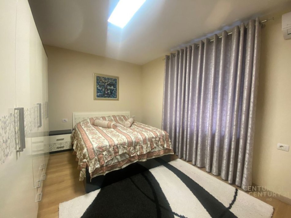 Tirane, jepet me qera 1+1 Kati 1, 450 € (tek Medreseja)