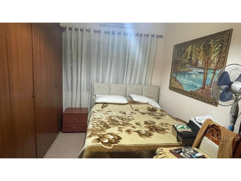 Tirane, jepet me qera apartament 1+1+Ballkon Kati 3, 500 € (rruga Him Kolli, midis Rruges se Kavajes dhe Myslym Shyrit, ne pallat te ri)
