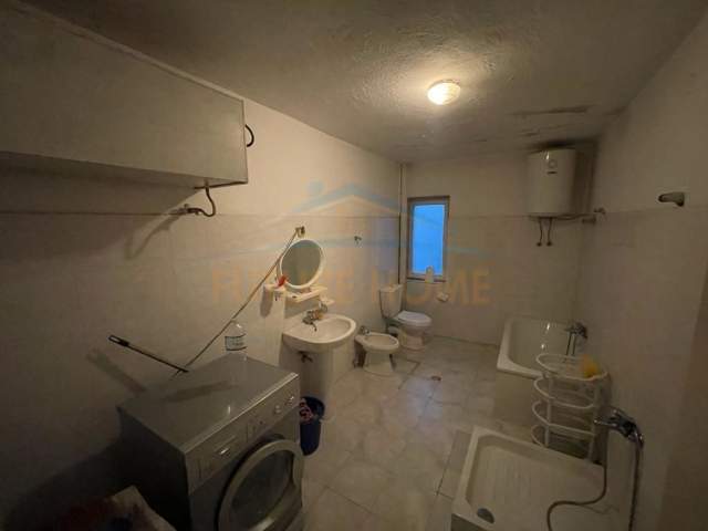 Korce, shitet apartament 2+1+BLK Kati 3, 102 m² 40.800 Euro (Lagjia 16, Korçë)