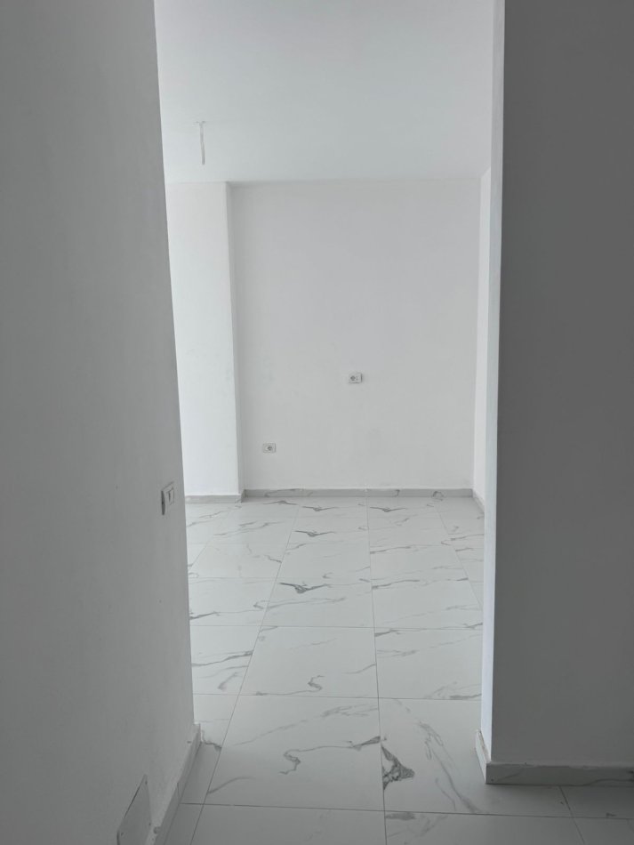 Tirane, shitet apartament 2+1+Ballkon Kati 2, 122 m² 170.000 € (Porcelan . prane uet ,)