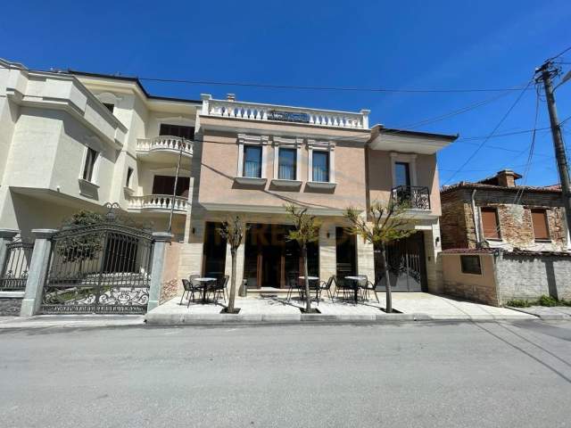 Korce, jepet me qera ambjent biznesi Kati 0, 102 m² 730 Euro (Lagjia 1, Korçë)