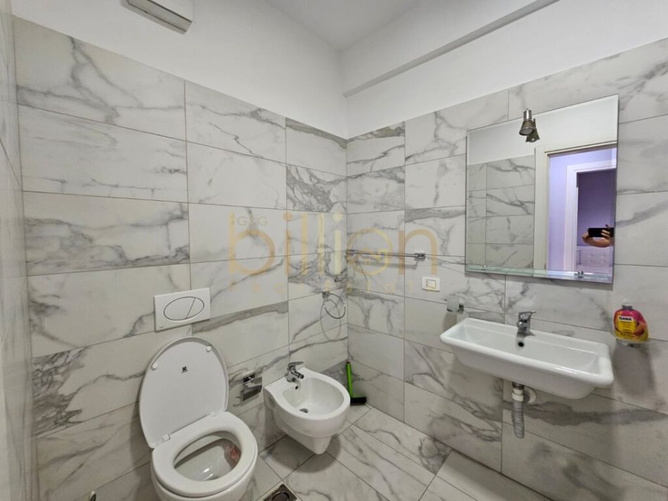Tirane, jepet me qera apartament 3+1 Kati 7, 130 m² 1.000 € (Rruga e Kavajes, Tirana, Albania)