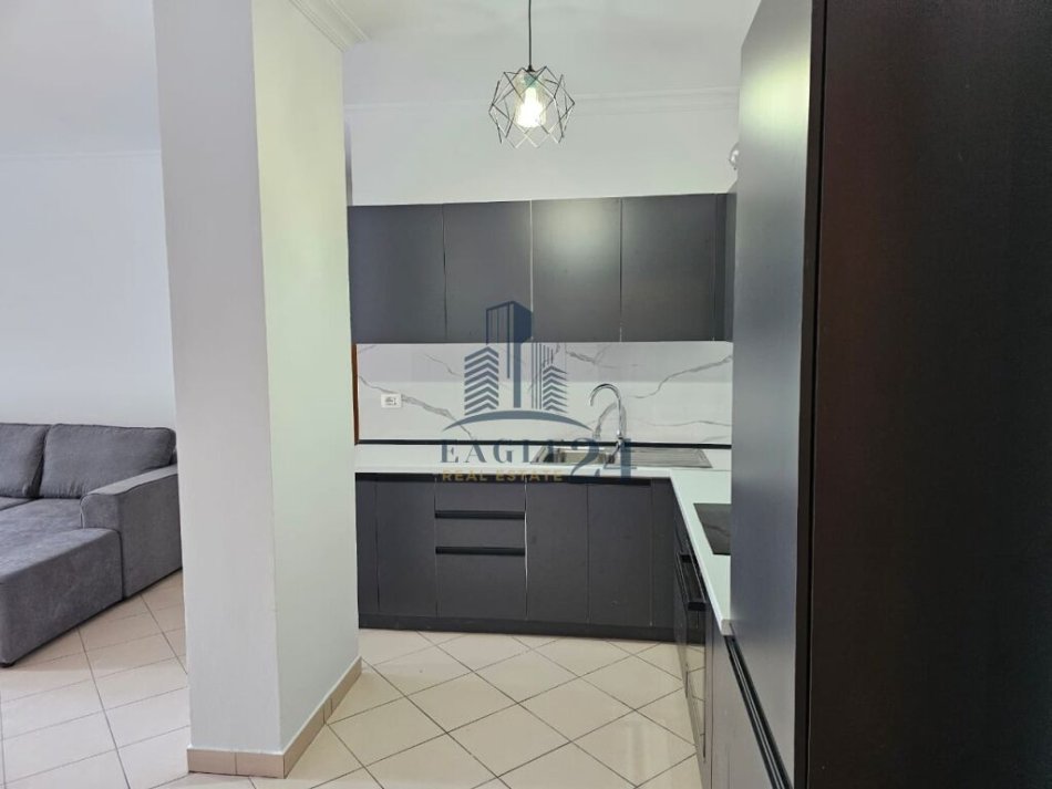 Tirane, jepet me qera apartament 2+1+Ballkon Kati 6, 120 m² 600 € (RRUGA KAVAJES PERBALLE DELIJORGJIT)