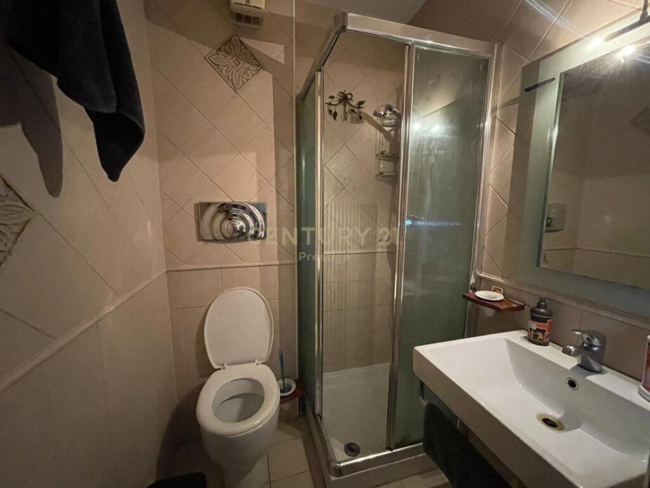 Tirane, jepet me qera apartament 2+1 , Kati 2, 650 € (Pallatet Agimi)