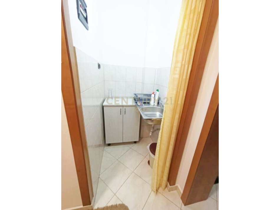 Tirane, jepet me qera apartament 2+1 Kati 2, 650 € (prane Sheshit Willson dhe Bllokut, tek fakulteti juridik)