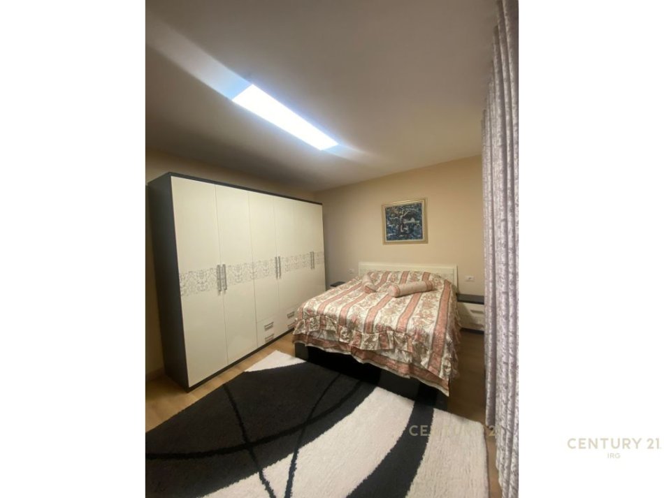 Tirane, jepet me qera 1+1 Kati 1, 450 € (tek Medreseja)
