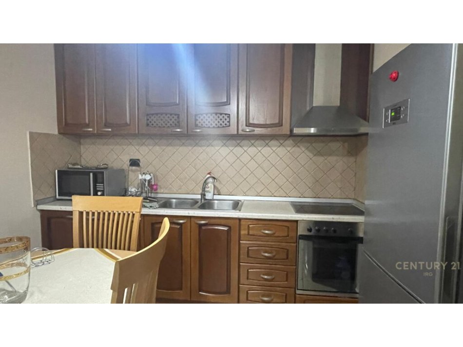 Tirane, jepet me qera apartament 1+1+Ballkon Kati 3, 500 € (rruga Him Kolli, midis Rruges se Kavajes dhe Myslym Shyrit, ne pallat te ri)