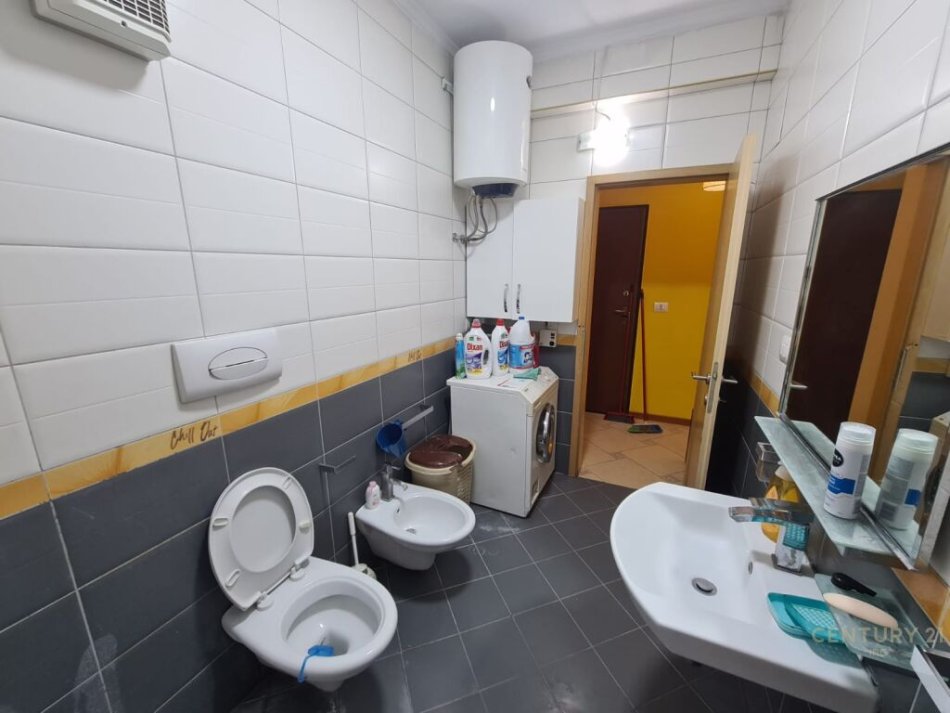 Tirane, shitet apartament 2+1 Kati 2, 102 m² 180.000 € (OKAZION!!! apartament prane qendres se Tiranes, tek Kompleksi Halili, afersisht 1760 Euro/meter2)