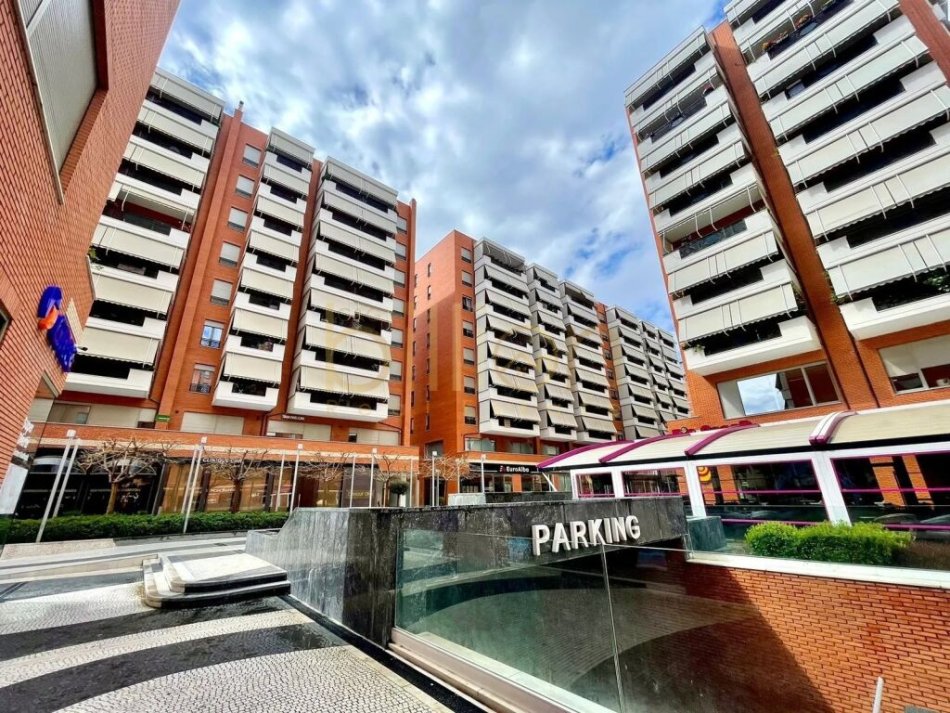 Tirane, jepet me qera ambjent biznesi Kati 0, 67 m² 1.700 € (21 Dhjetori, Tirana, Albania)