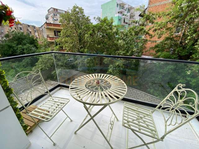 Tirane, jepet me qera apartament 2+1+BLK Kati 1, 90 m² 800 Euro (Rruga e Kavajes)