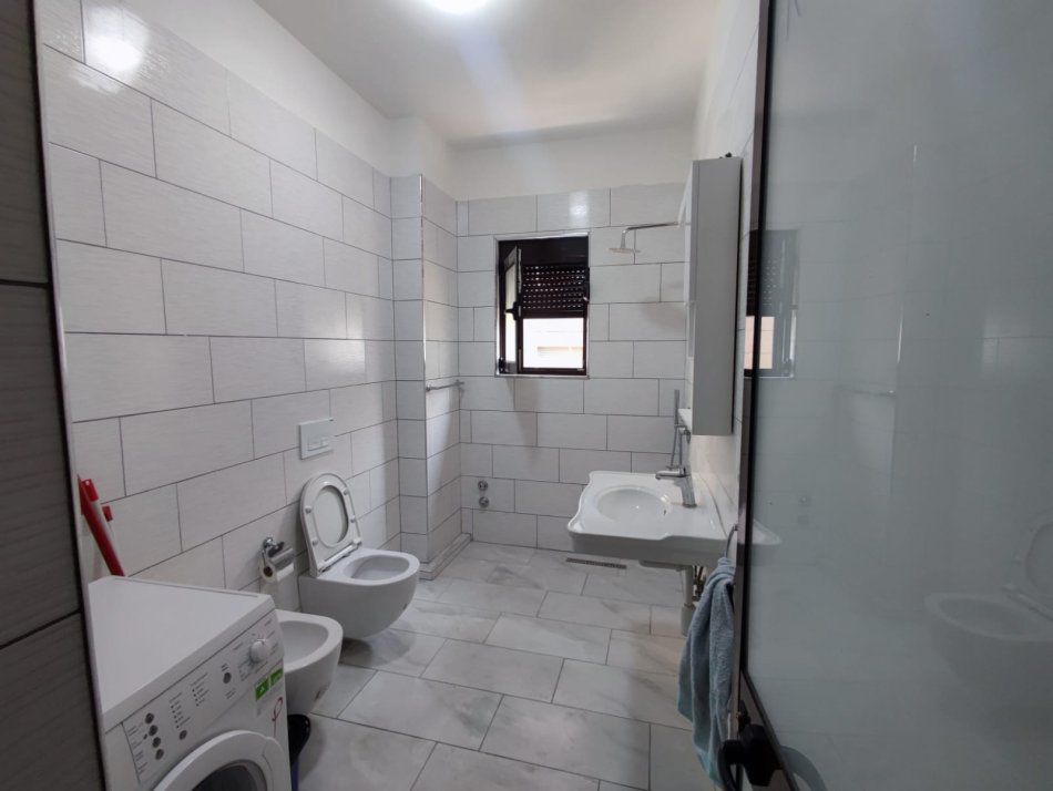 Tirane, jepet me qera apartament 2+1 Kati 4, 100 m² 600 € (Sheshi Skenderbej)