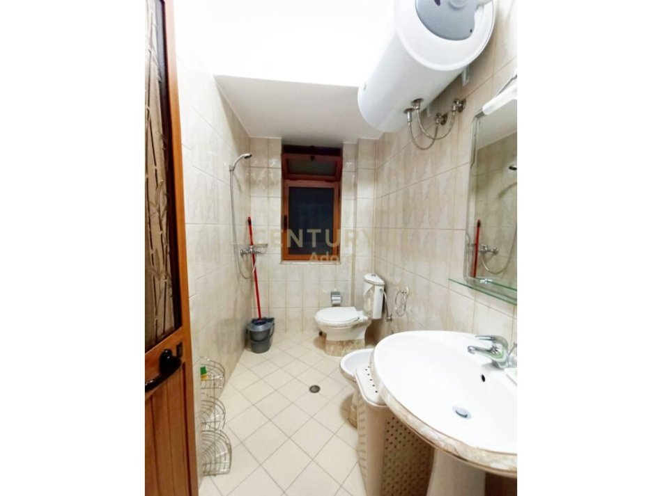 Tirane, jepet me qera apartament 2+1 Kati 2, 650 € (prane Sheshit Willson dhe Bllokut, tek fakulteti juridik)