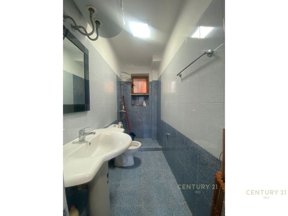 Tirane, jepet me qera 1+1 Kati 1, 450 € (tek Medreseja)