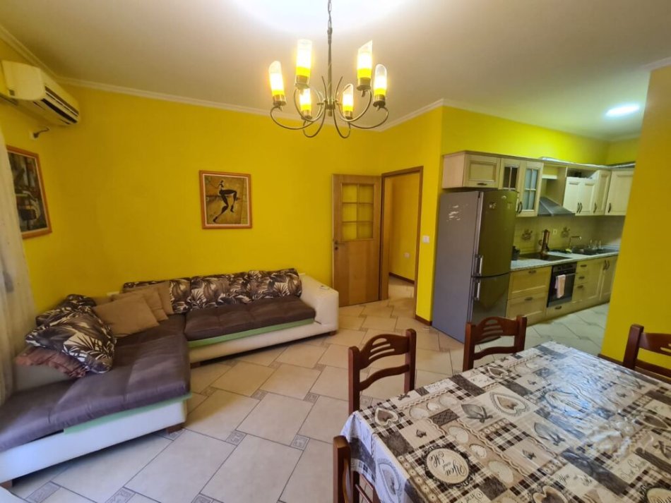 Tirane, shitet apartament 2+1 Kati 2, 102 m² 180.000 € (OKAZION!!! apartament prane qendres se Tiranes, tek Kompleksi Halili, afersisht 1760 Euro/meter2)