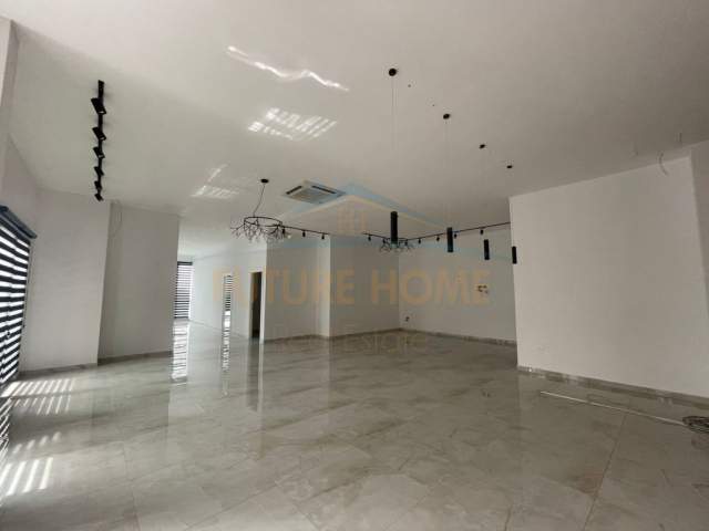 Tirane, jepet me qera ambjent biznesi Kati 1, 240 m² 2.700 Euro (Farmacia 10)