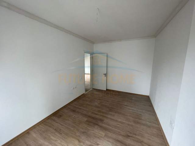 Korce, shitet apartament 2+1+BLK Kati 3, 104 m² 86.000 Euro (Lagjia 9, Korçë)