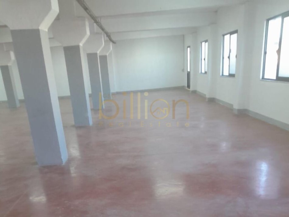 Tirane, jepet me qera magazine , 450 m² 1.500 € (Rruga e Kavajes, Tirana, Albania)