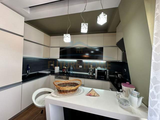Tirane, shitet apartament 3+1 Kati 8, 154 m² 250.000 Euro (Pazari i Ri)