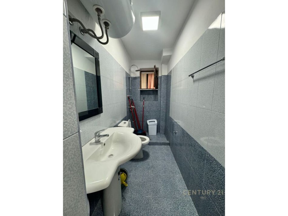 Tirane, jepet me qera 1+1 Kati 1, 450 € (tek Medreseja)