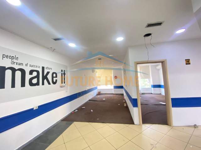 Tirane, jepet me qera ambjent biznesi Kati 1, 104 m² 800 Euro (BRRYLI)