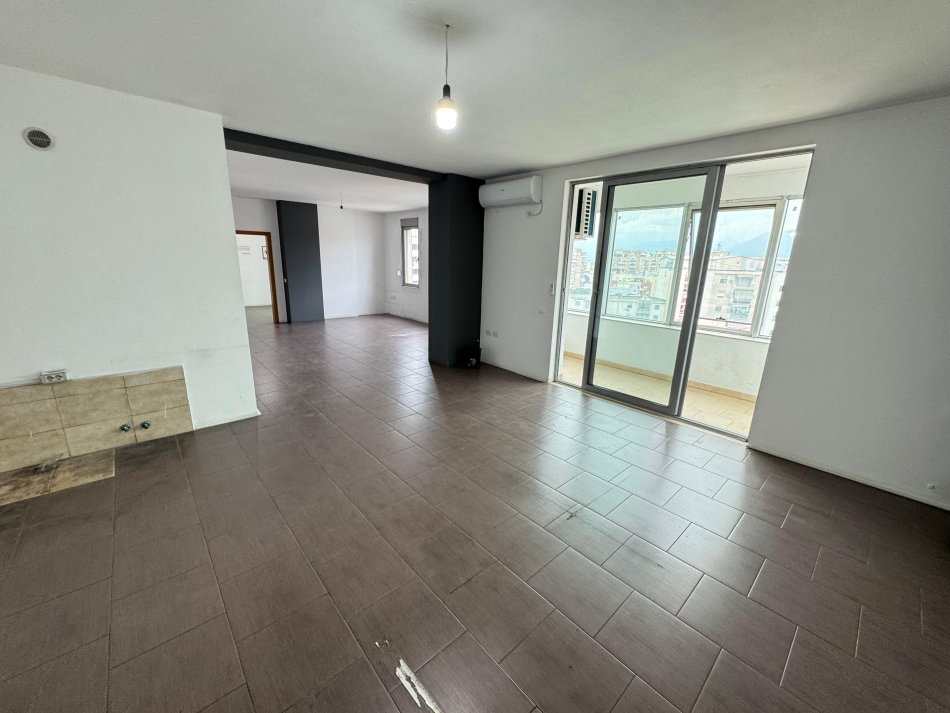 Tirane, jepet me qera zyre Kati 6, 116 m² 700 € (zogu i zi)