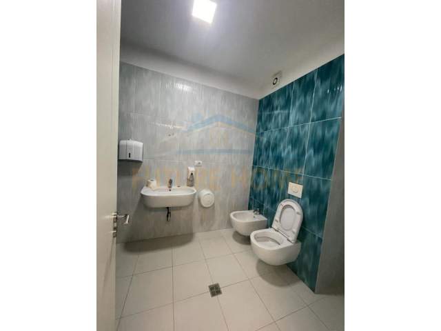 Tirane, jepet me qera ambjent biznesi Kati 14, 125 m² 1.500 € (ambasador 3)