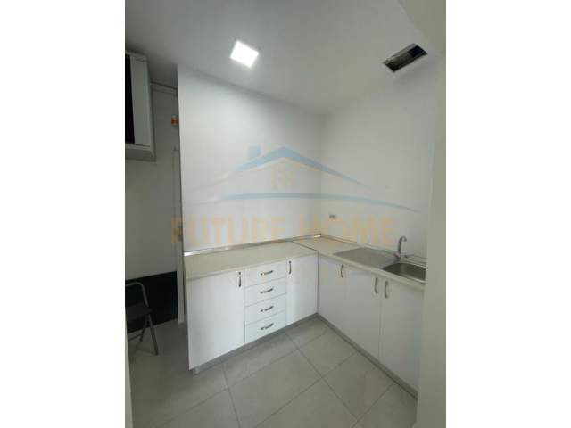 Tirane, jepet me qera ambjent biznesi Kati 14, 125 m² 1.500 € (ambasador 3)