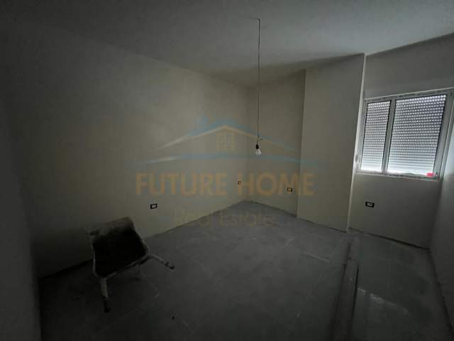 Korce, shitet apartament 2+1+BLK Kati 1, 79 m² 45.500 Euro (Lagjia 18, Korçë)
