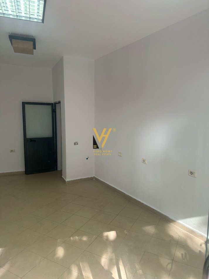 Tirane, jepet me qera dyqan Kati 0, 27 m² 270 € (QYTETI I STUDENTIT)
