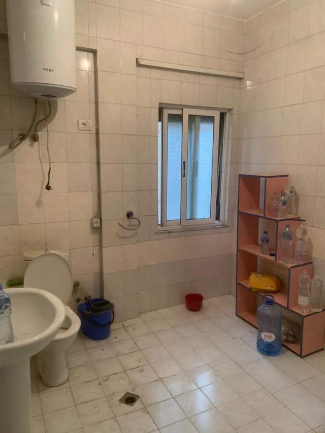 Tirane, shitet apartament 4+1 Kati 3, 130 m² 140.000 Euro (rruga Karl Gega)
