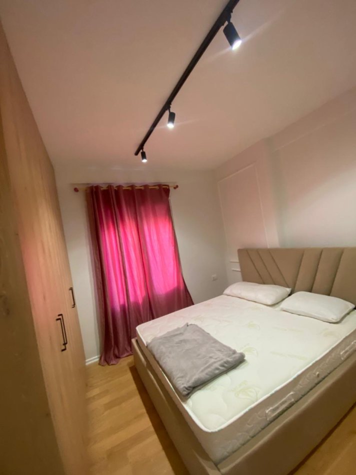 Tirane, jepet me qera apartament 1+1+Ballkon Kati 3, 45 m² 500 € (Selite te Tregu ushqimor)