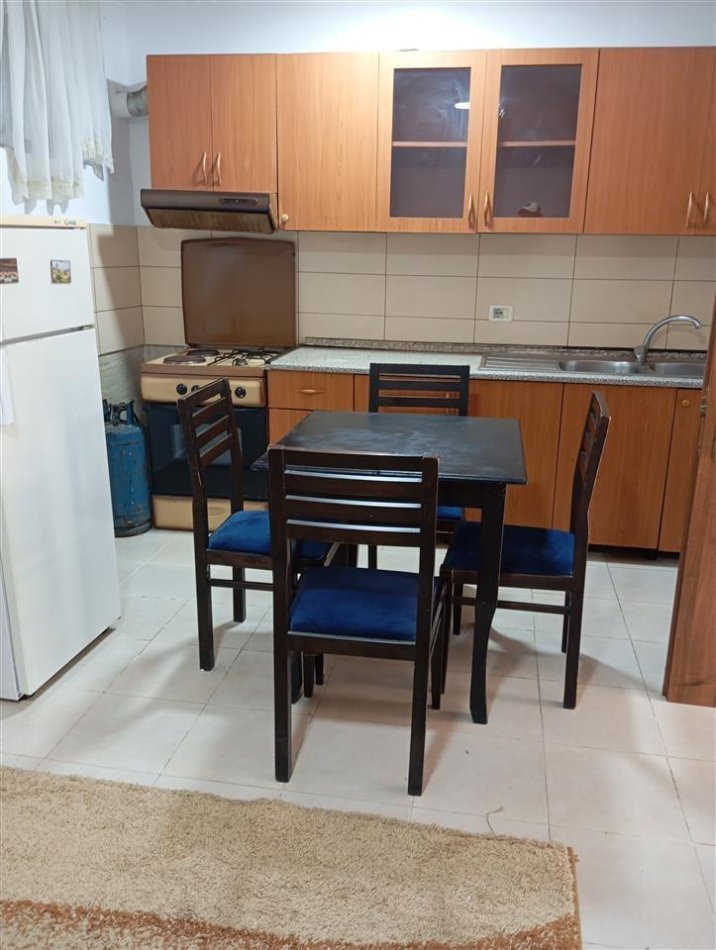 Tirane, jepet me qera apartament 1+1+Ballkon Kati 1, 80 m² 430 € (21 dhjetori , rruga frosina plaku , prane clubit partizani)