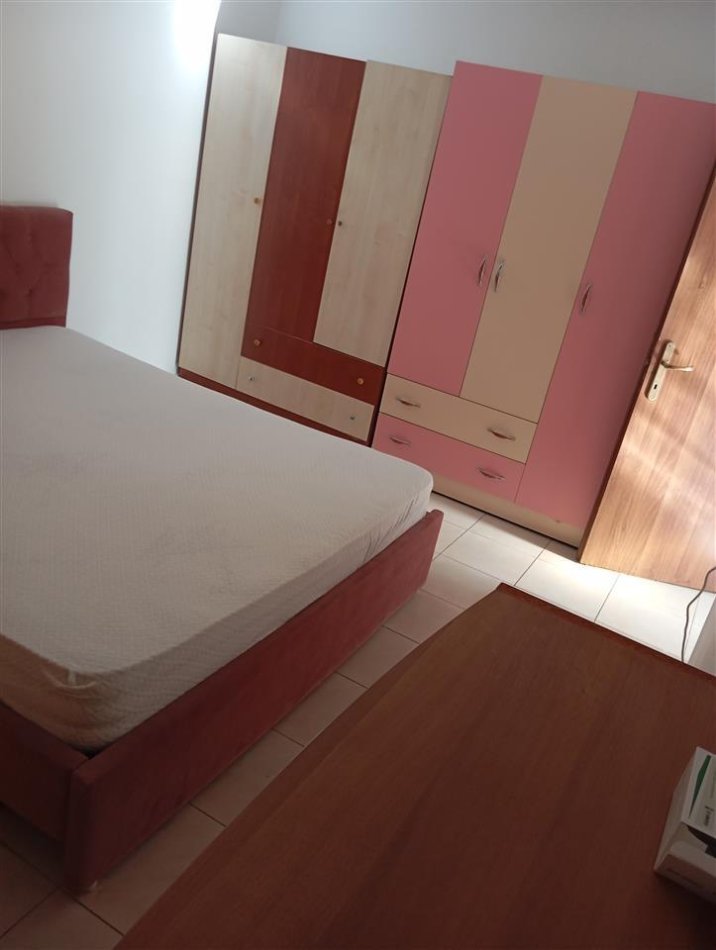 Tirane, jepet me qera apartament 1+1+Ballkon Kati 1, 80 m² 430 € (21 dhjetori , rruga frosina plaku , prane clubit partizani)