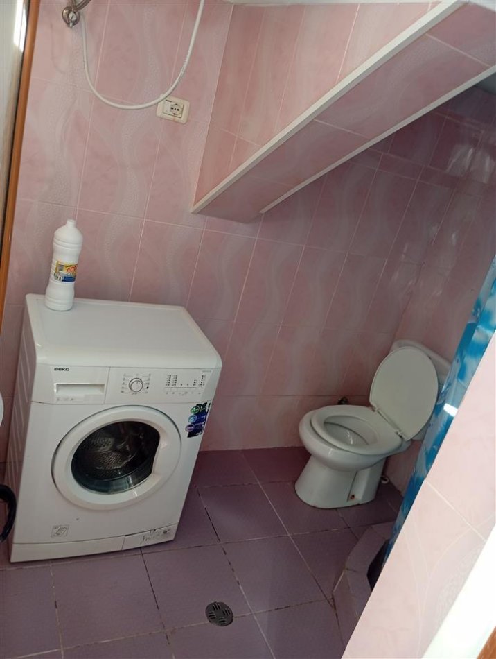 Tirane, jepet me qera apartament 1+1+Ballkon Kati 1, 80 m² 430 € (21 dhjetori , rruga frosina plaku , prane clubit partizani)