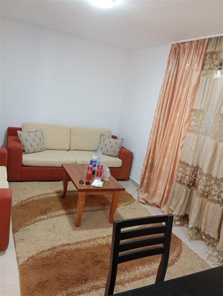 Tirane, jepet me qera apartament 1+1+Ballkon Kati 1, 80 m² 430 € (21 dhjetori , rruga frosina plaku , prane clubit partizani)